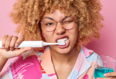 Co lepsze - szczoteczka soniczna czy elektryczna?